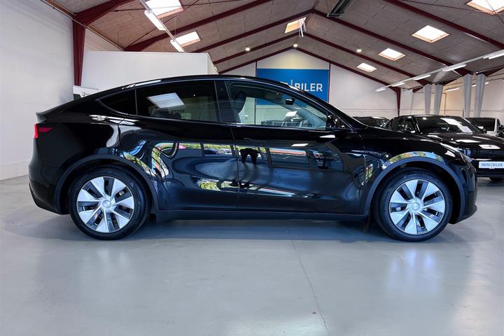 Sort Tesla Model Y fra 2023