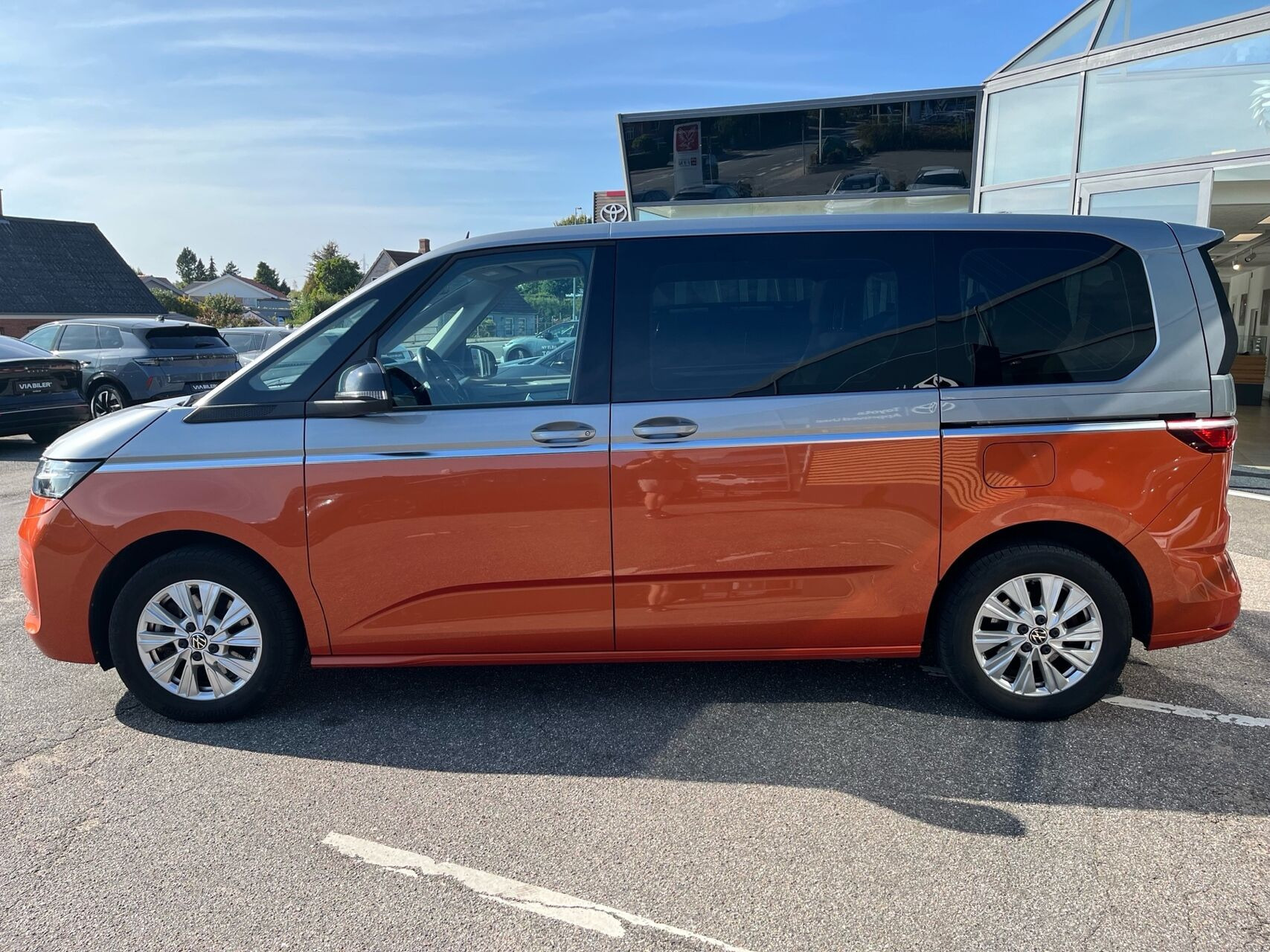 Grå VW Multivan fra 2023
