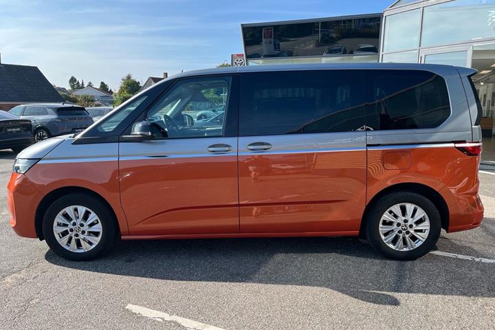 Grå VW Multivan fra 2023