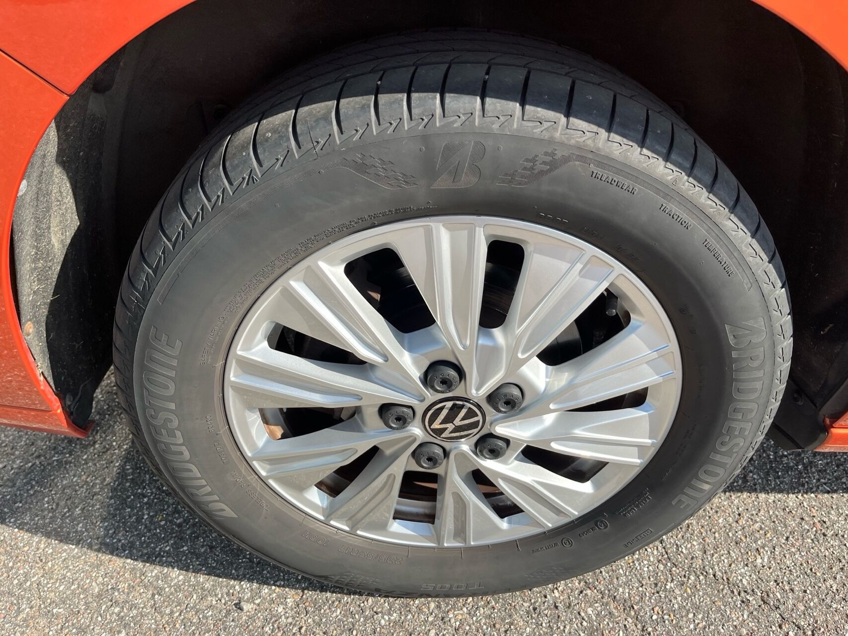 Grå VW Multivan fra 2023