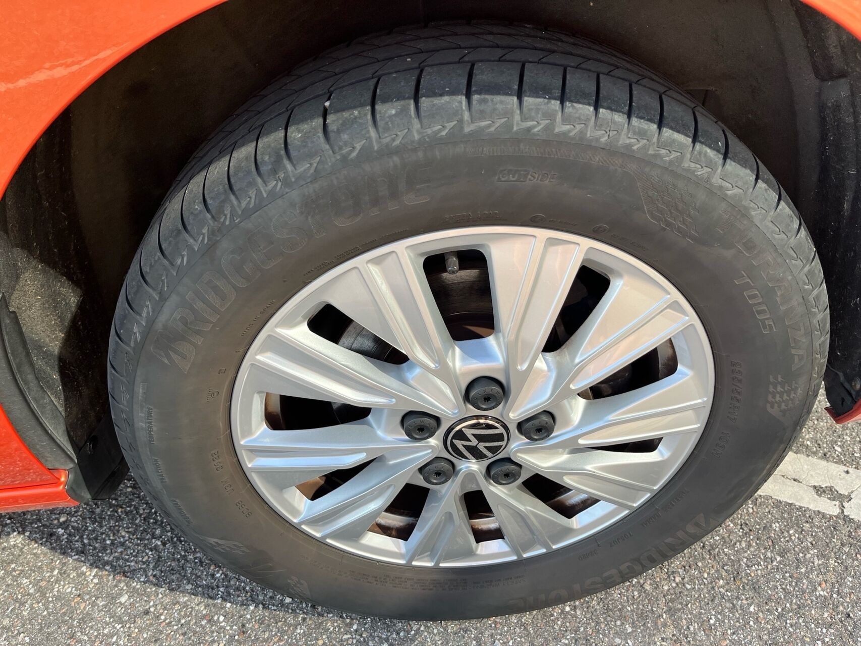 Grå VW Multivan fra 2023