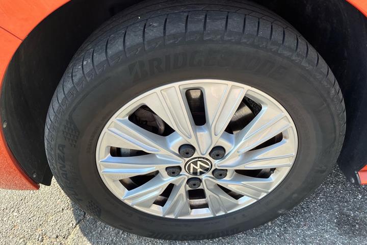 Grå VW Multivan fra 2023