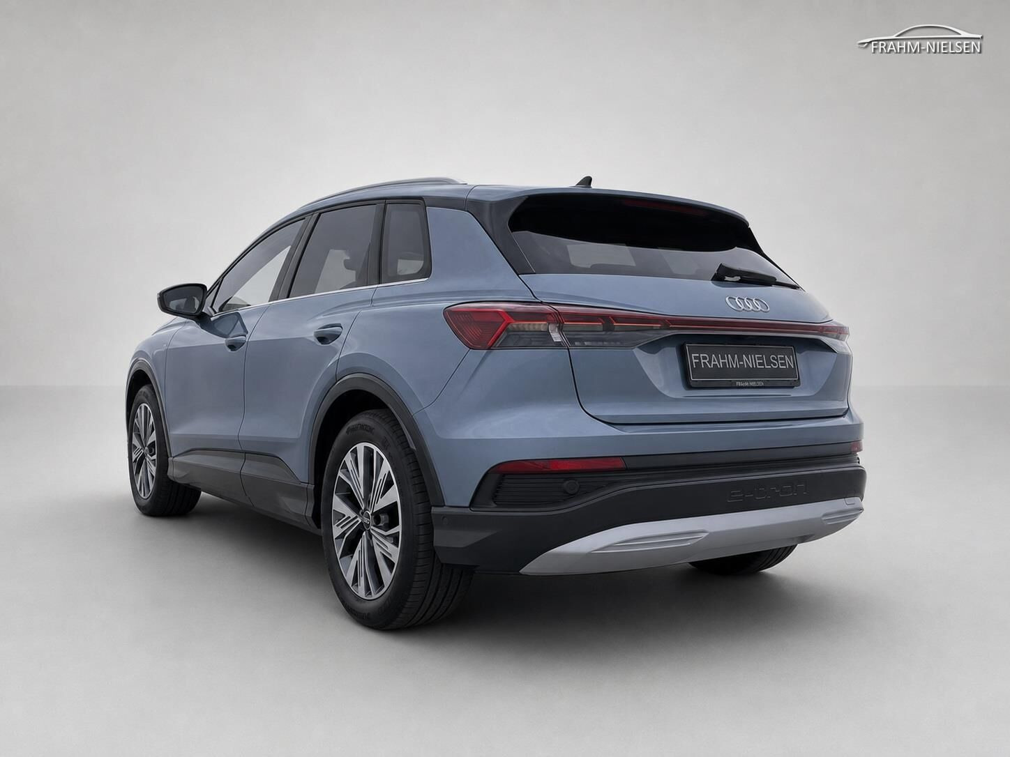 Blå Audi Q4 fra 2023