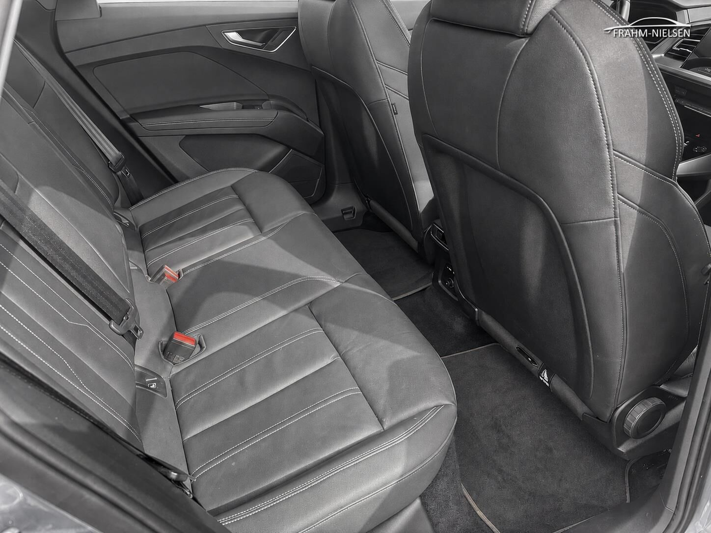 Blå Audi Q4 fra 2023