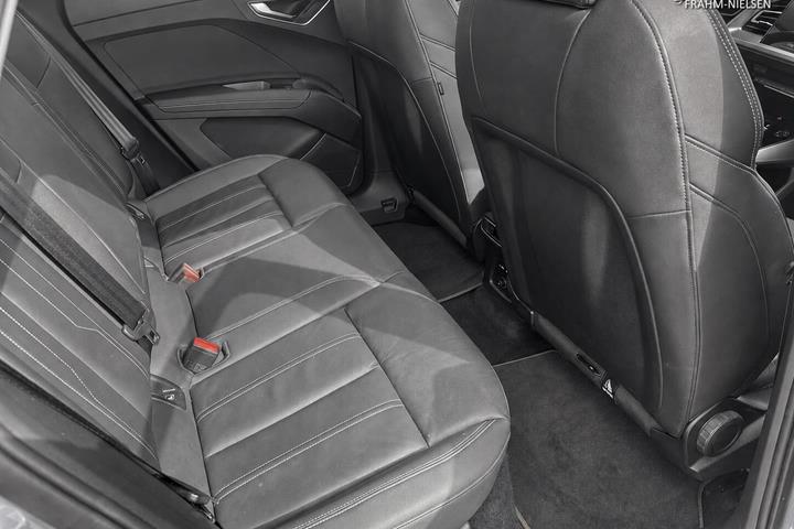 Blå Audi Q4 fra 2023