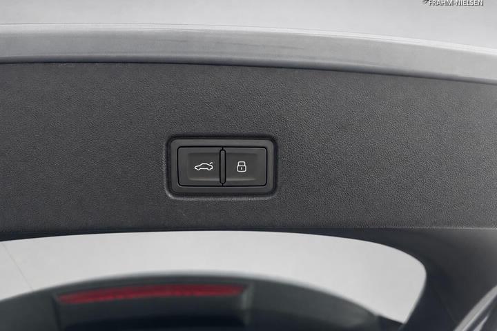 Blå Audi Q4 fra 2023