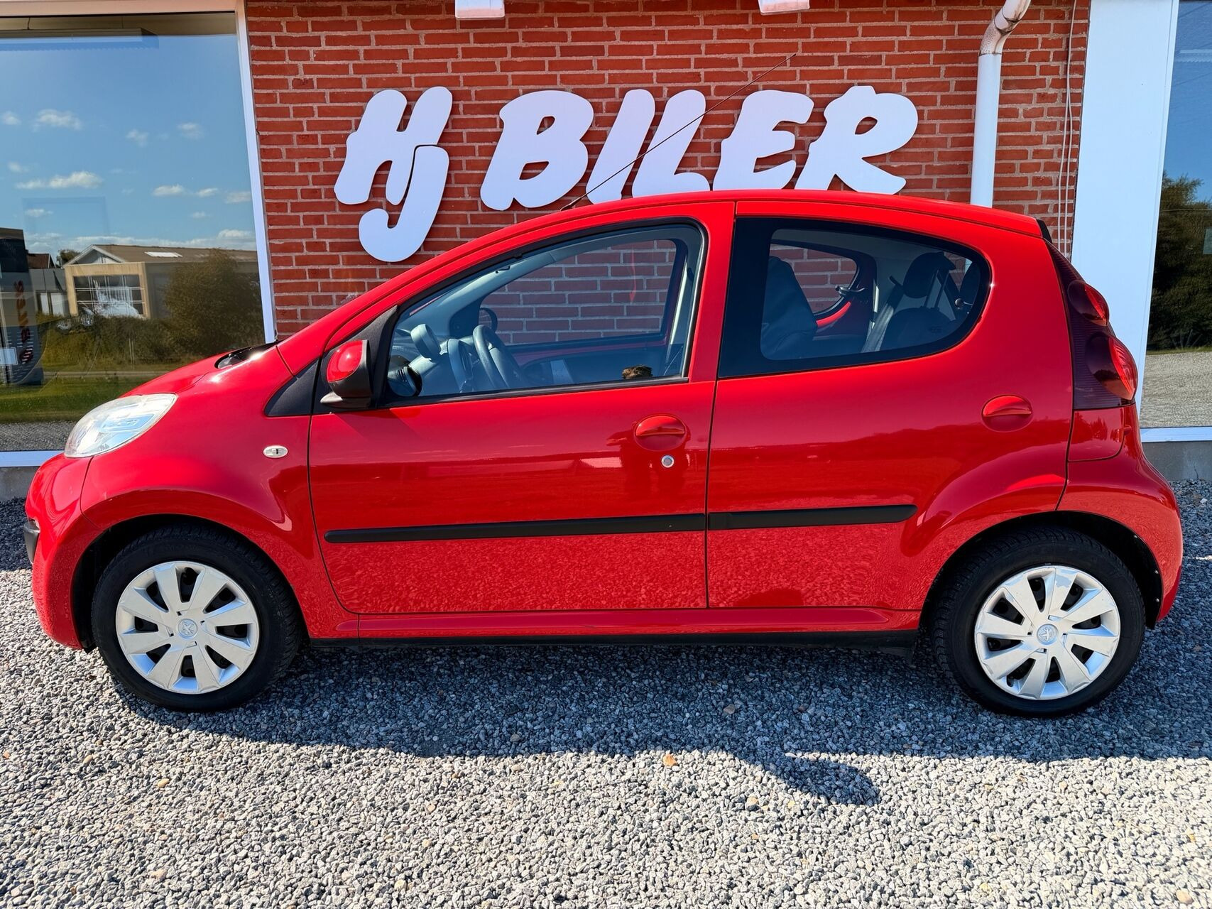 Rød Peugeot 107 fra 2012