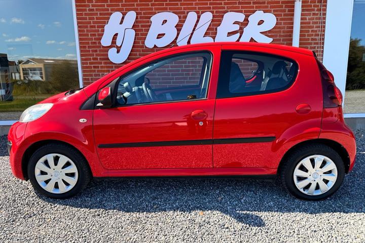 Rød Peugeot 107 fra 2012