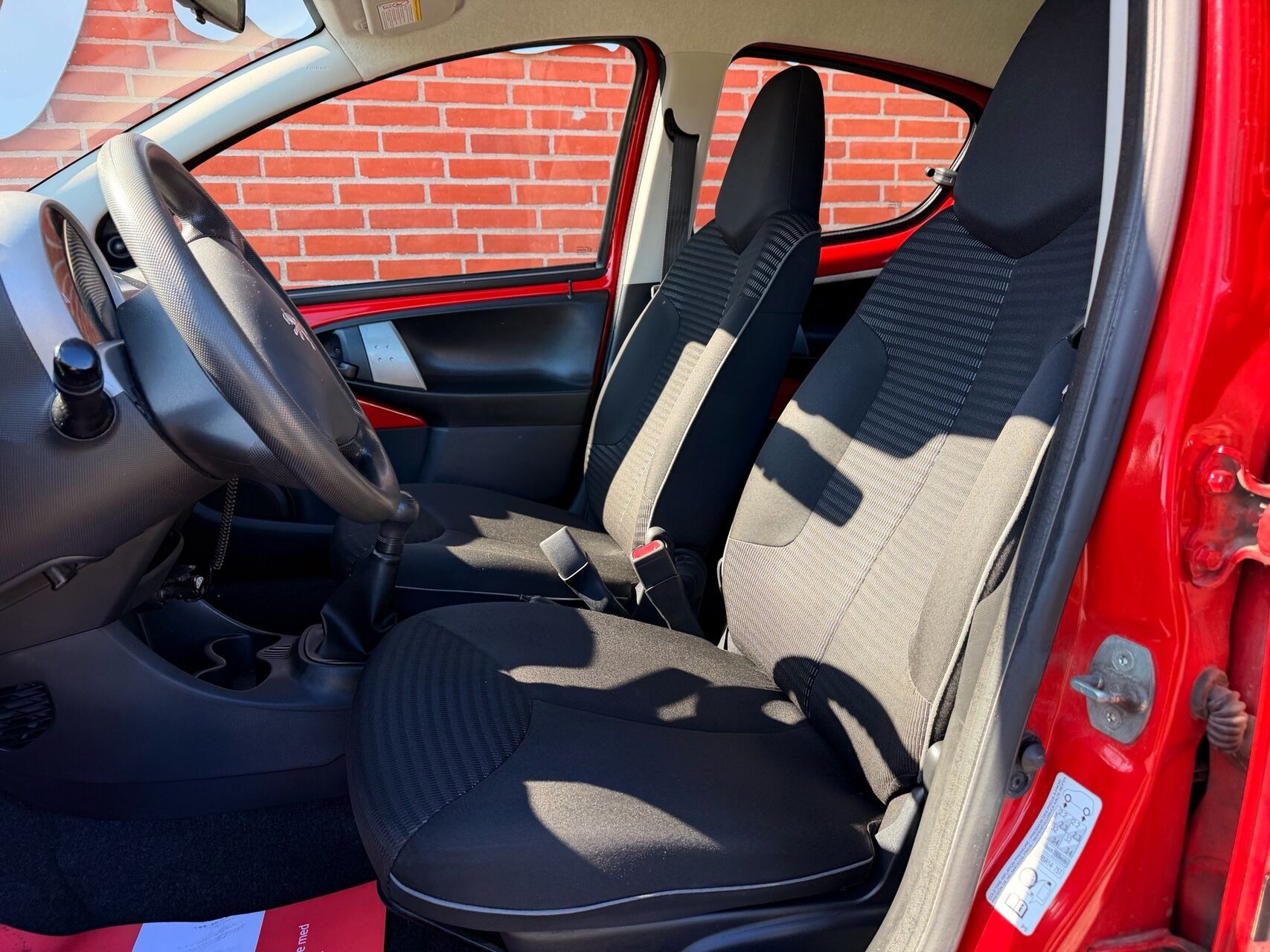 Rød Peugeot 107 fra 2012