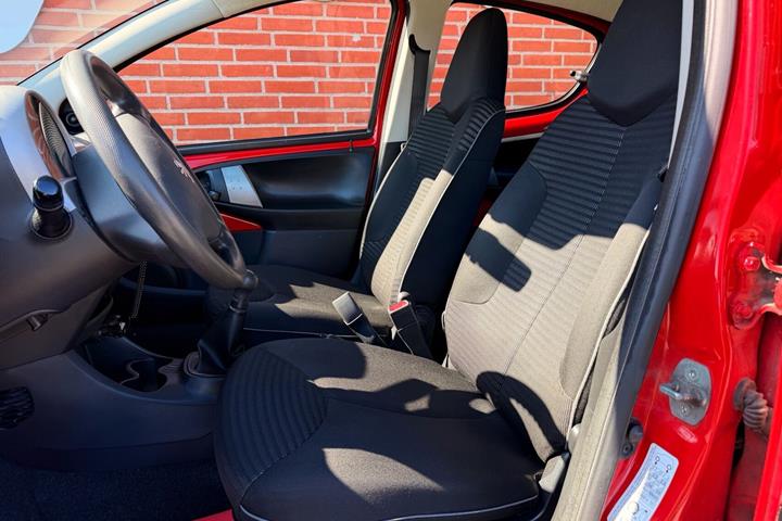 Rød Peugeot 107 fra 2012