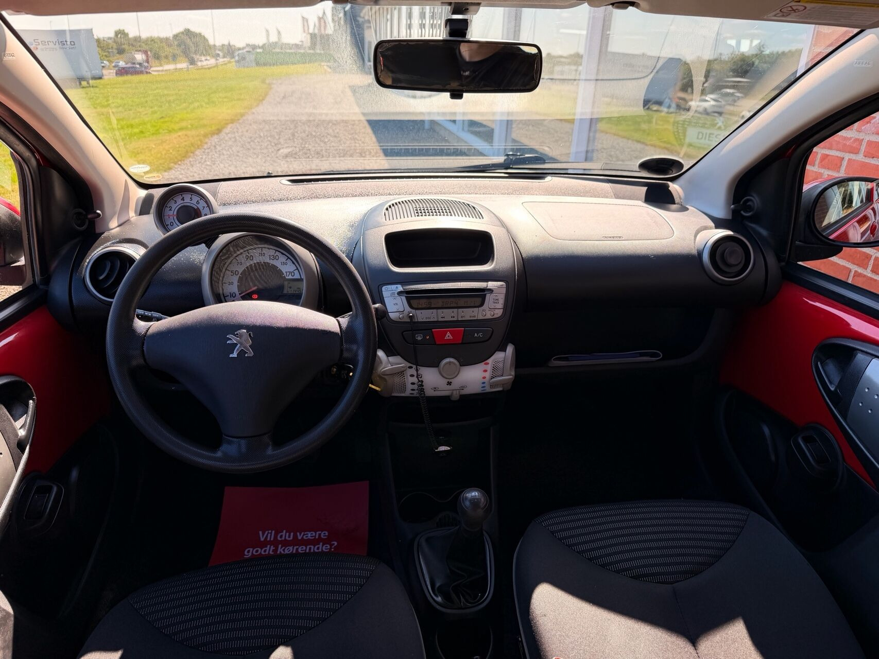 Rød Peugeot 107 fra 2012