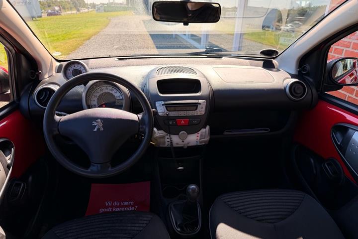 Rød Peugeot 107 fra 2012