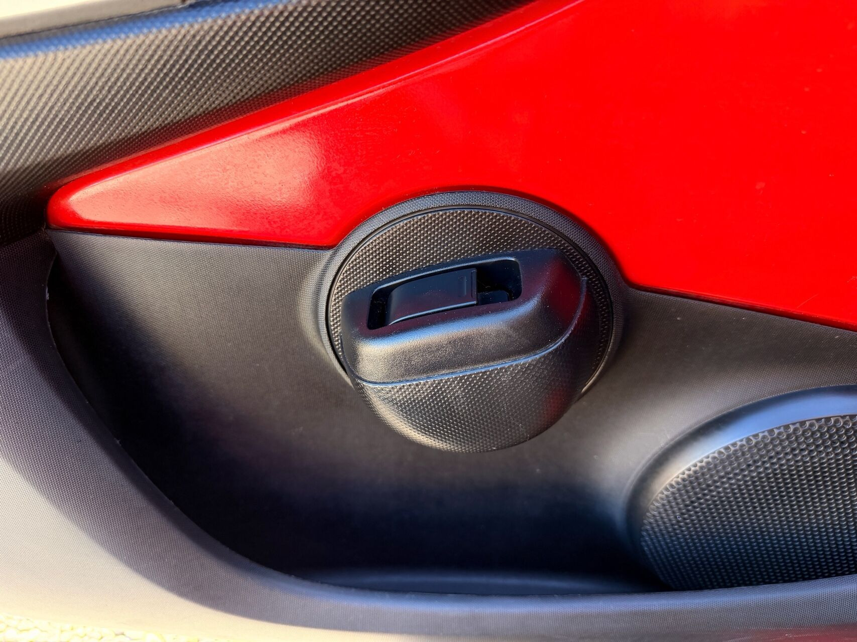 Rød Peugeot 107 fra 2012