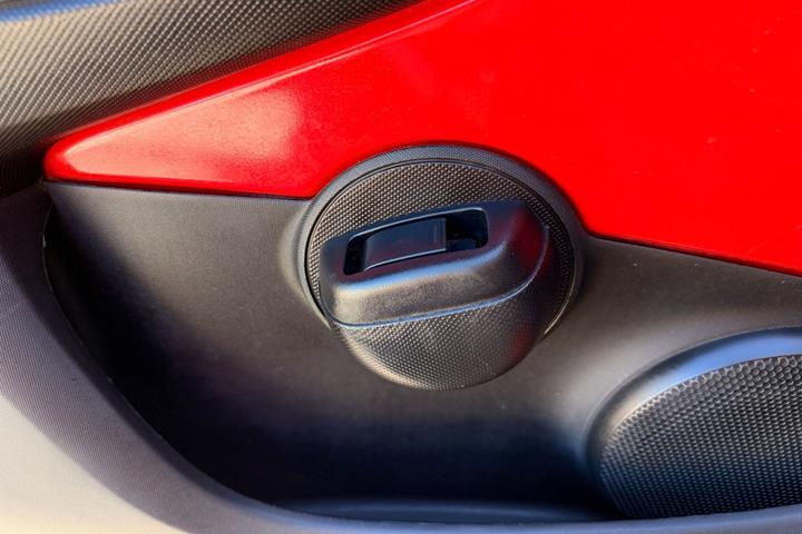 Rød Peugeot 107 fra 2012