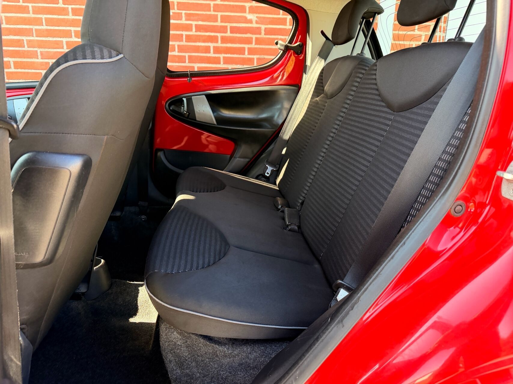 Rød Peugeot 107 fra 2012