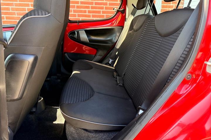 Rød Peugeot 107 fra 2012
