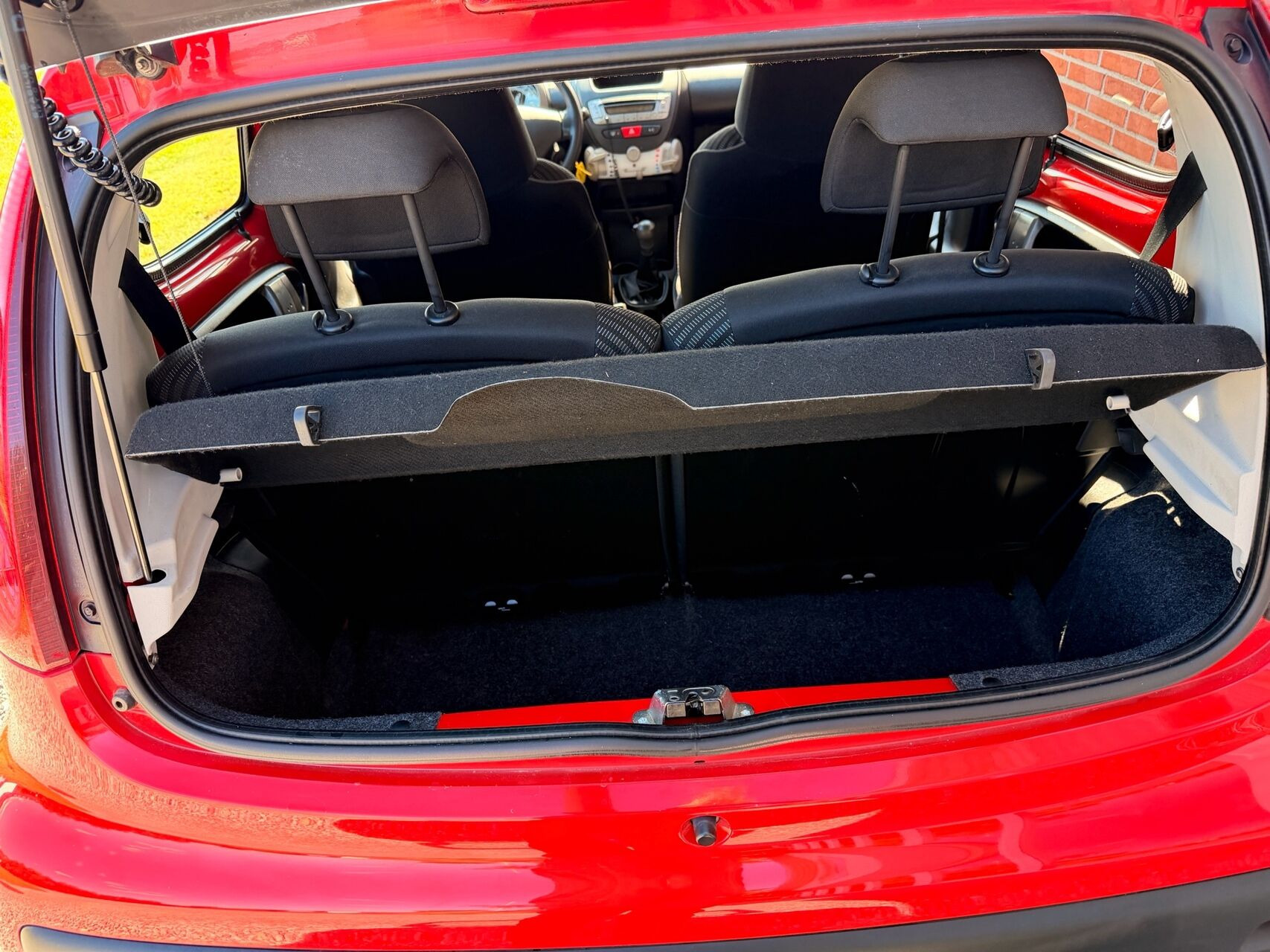 Rød Peugeot 107 fra 2012