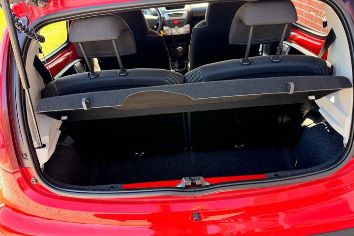 Rød Peugeot 107 fra 2012