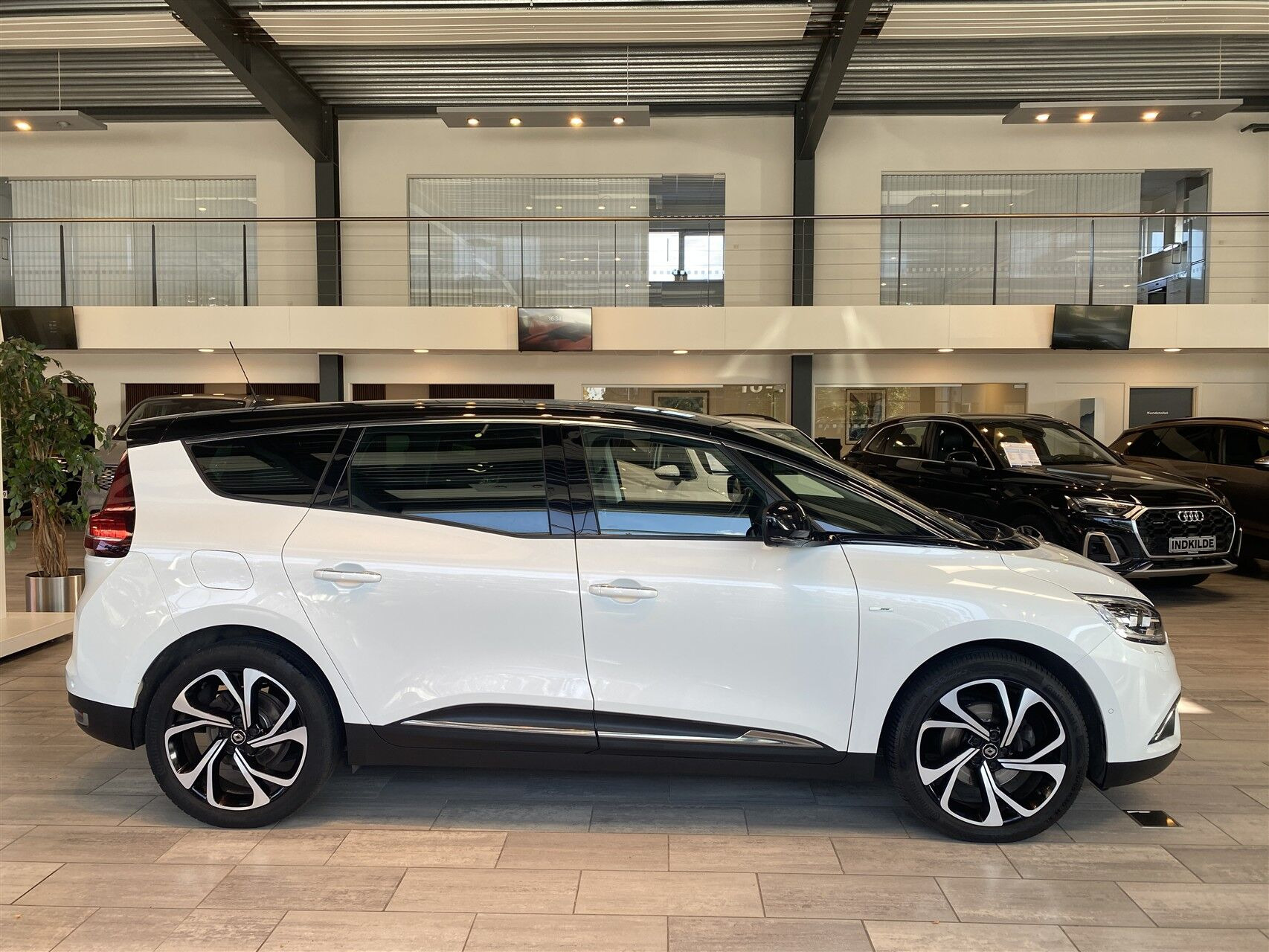 Hvid Renault Grand Scénic fra 2020