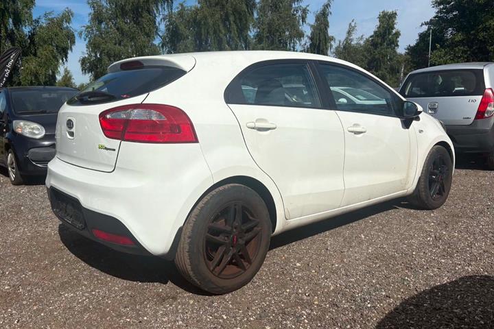 Hvid Kia Rio fra 2012