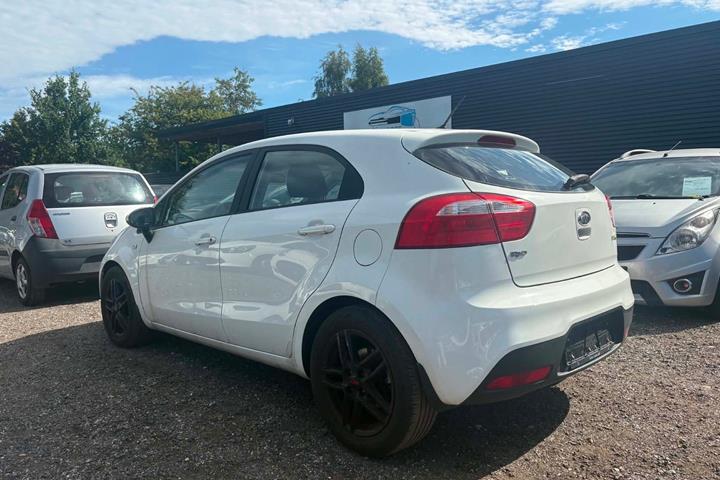 Hvid Kia Rio fra 2012