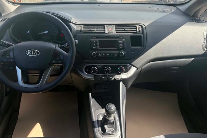 Hvid Kia Rio fra 2012