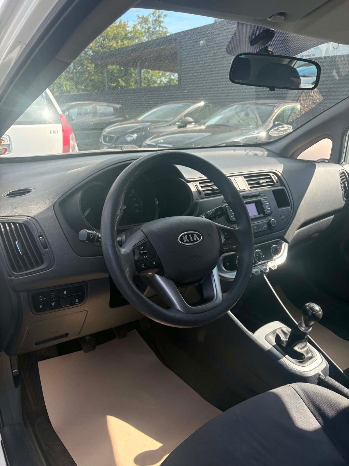 Hvid Kia Rio fra 2012