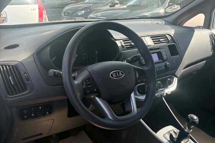 Hvid Kia Rio fra 2012