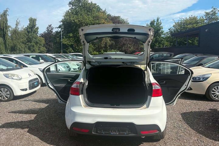 Hvid Kia Rio fra 2012