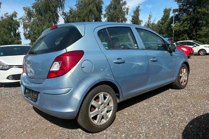 Blå Opel Corsa fra 2008