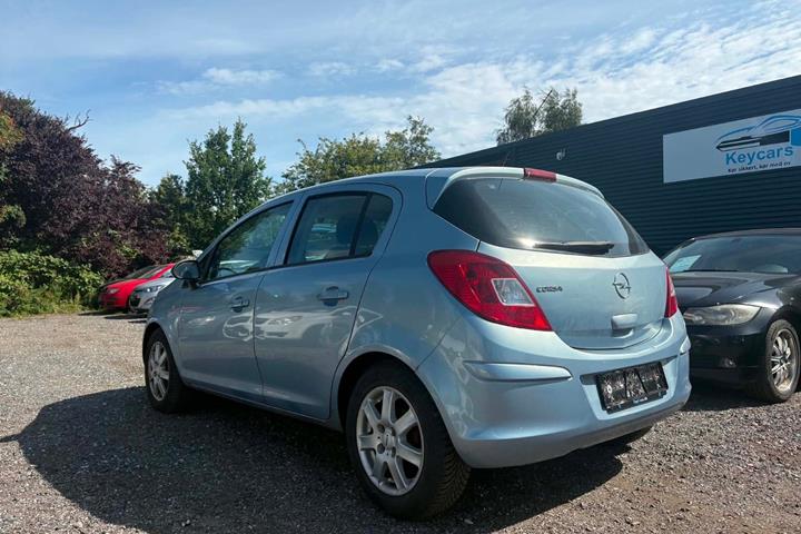 Blå Opel Corsa fra 2008
