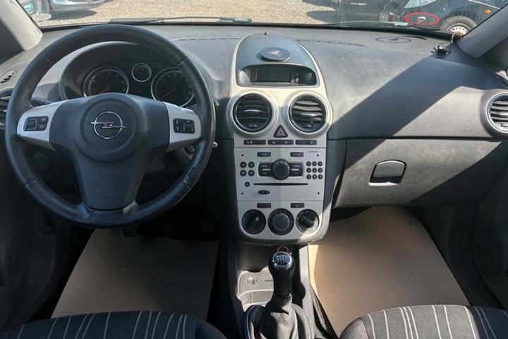Blå Opel Corsa fra 2008