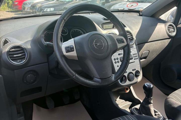 Blå Opel Corsa fra 2008