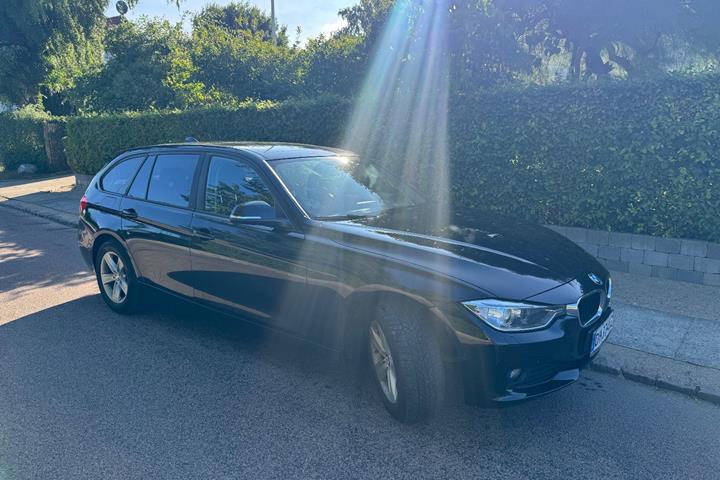 Sort BMW 320d fra 2015