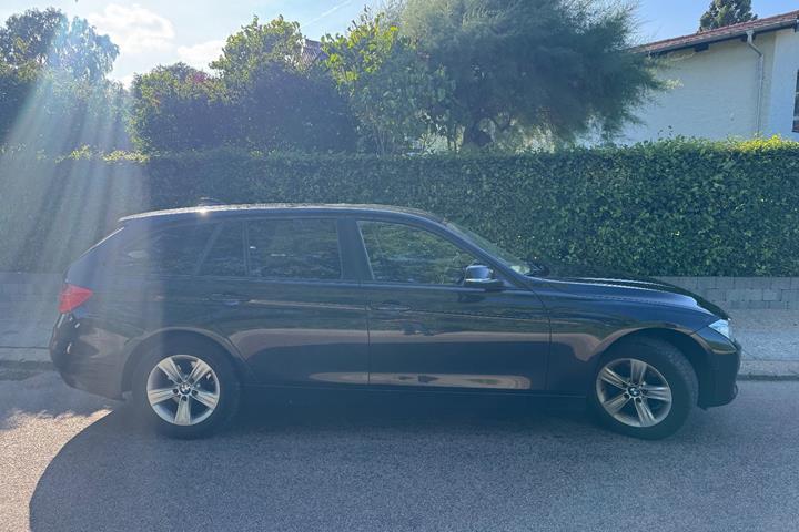 Sort BMW 320d fra 2015