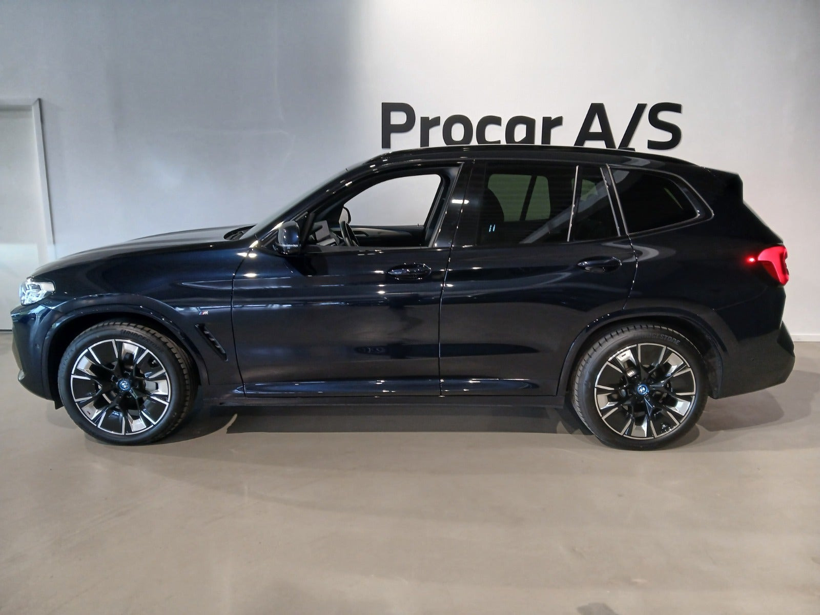 Blå BMW iX3 fra 2024
