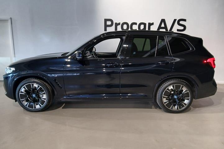 Blå BMW iX3 fra 2024