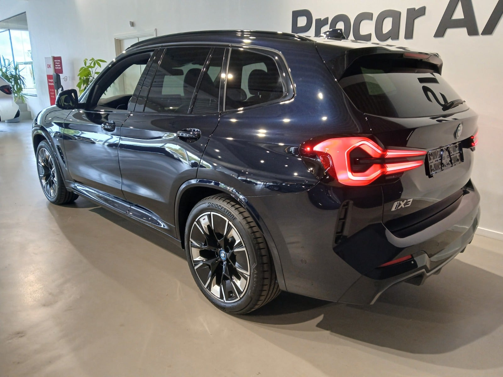 Blå BMW iX3 fra 2024