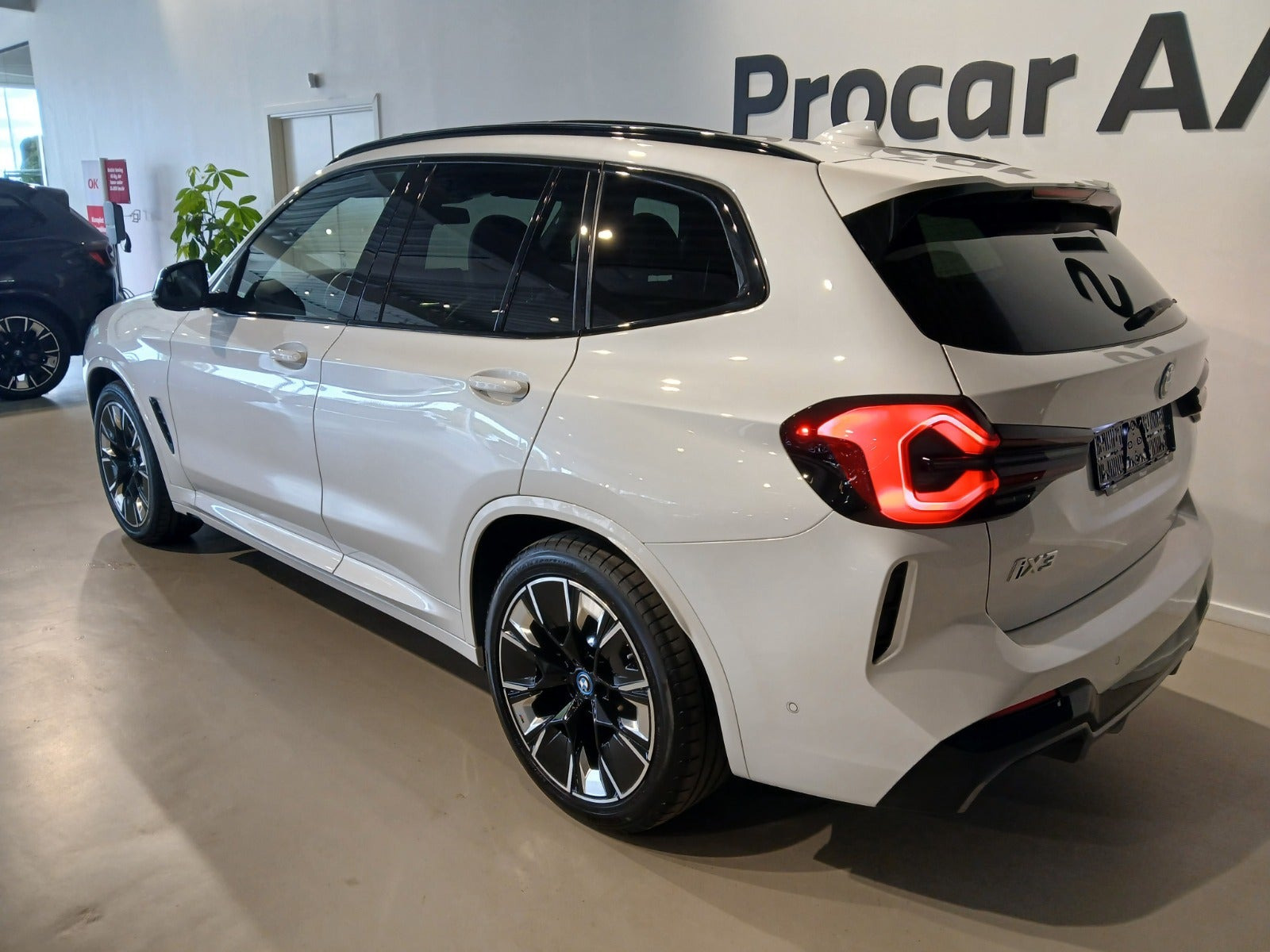 Hvid BMW iX3 fra 2023