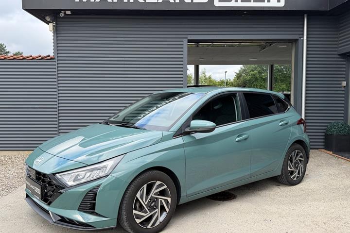 Grøn Hyundai i20 fra 2024 set udefra