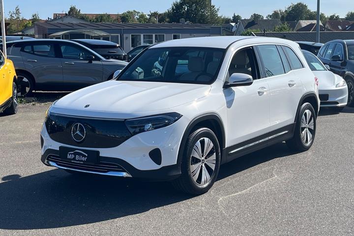 Hvid Mercedes EQB250+ fra 2024 set udefra