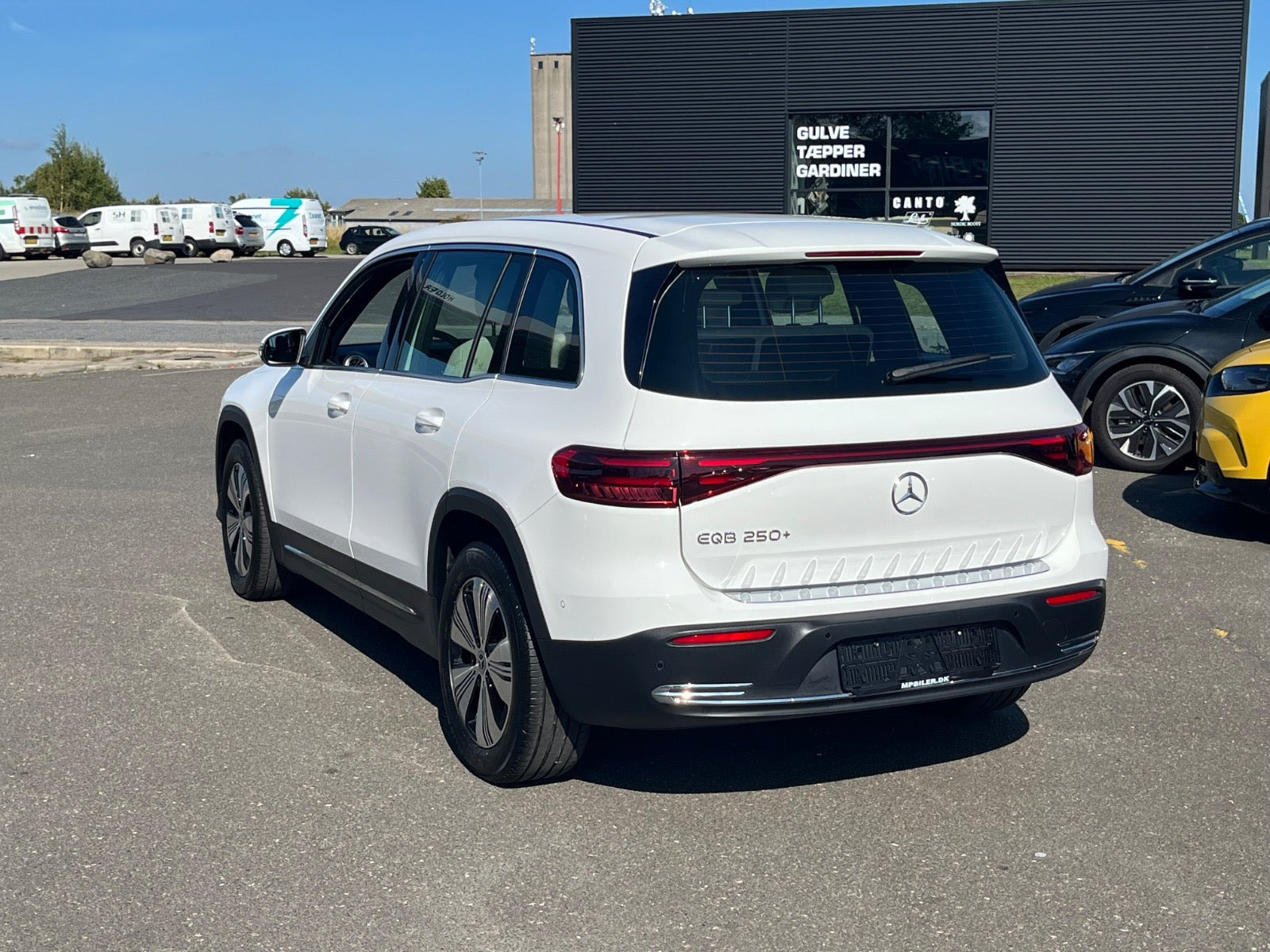Hvid Mercedes EQB250+ fra 2024