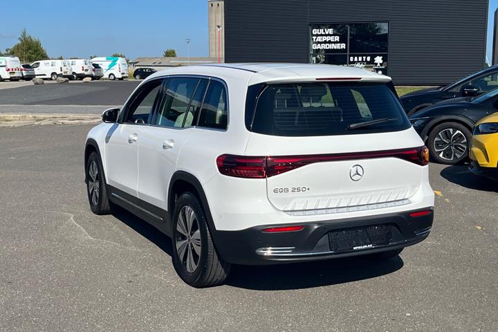 Hvid Mercedes EQB250+ fra 2024