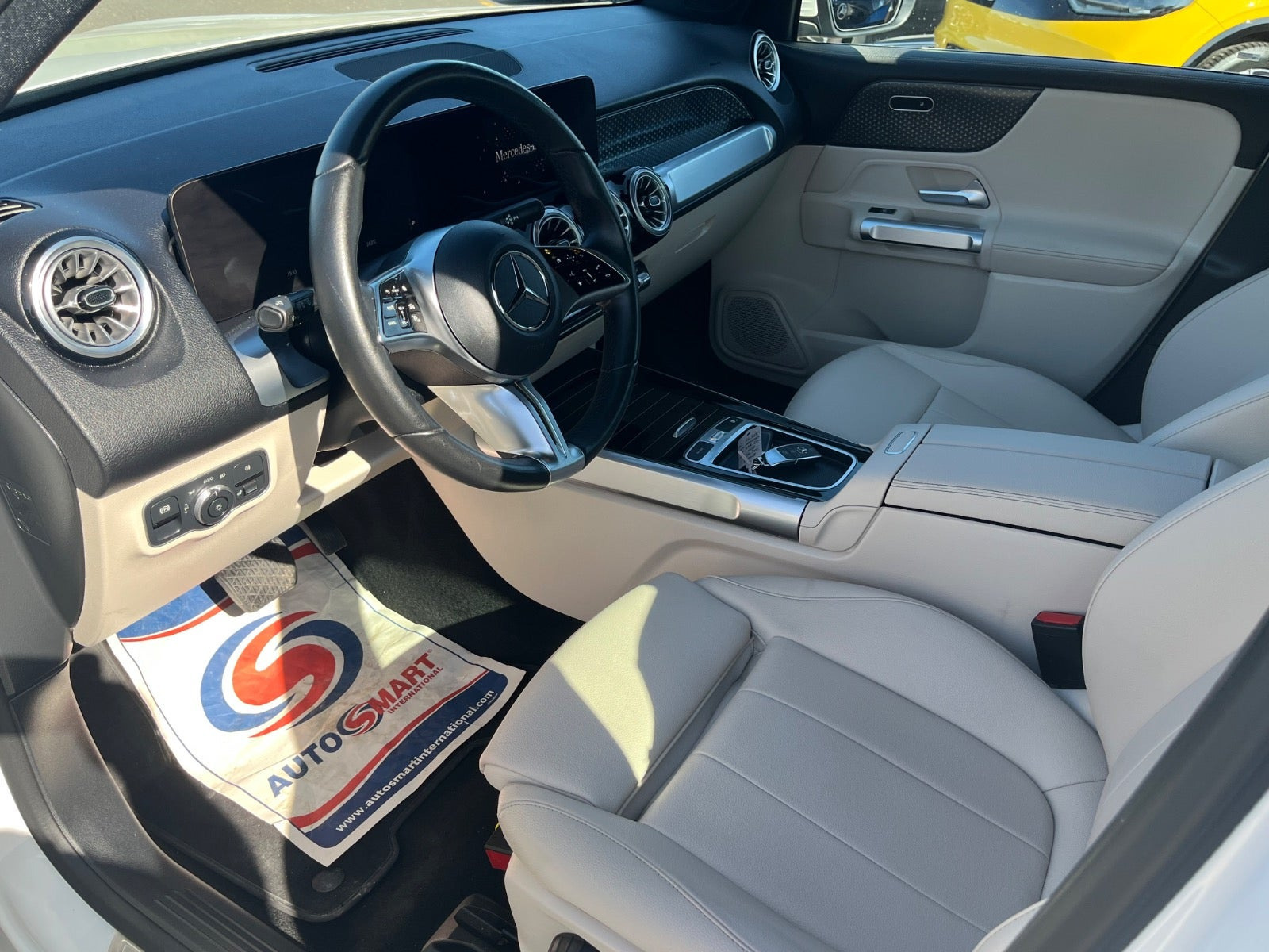 Hvid Mercedes EQB250+ fra 2024