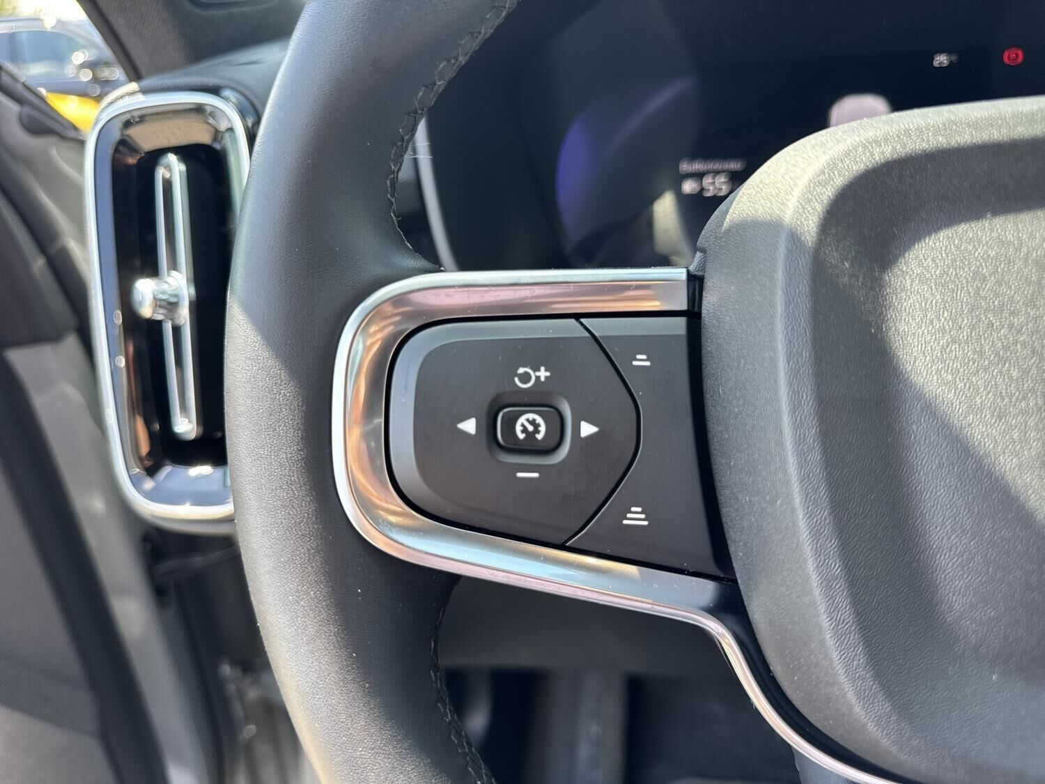 Grå Volvo EX40 fra 2025