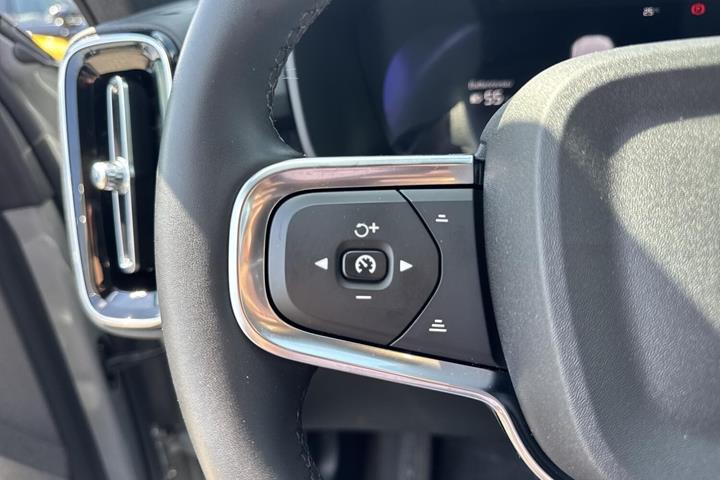 Grå Volvo EX40 fra 2025