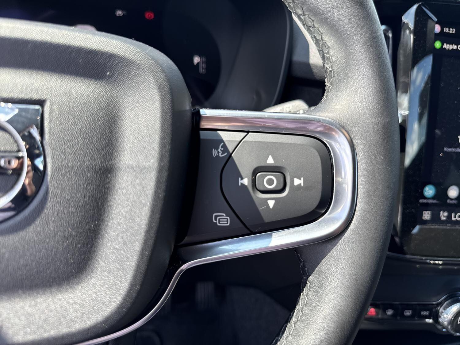Grå Volvo EX40 fra 2025