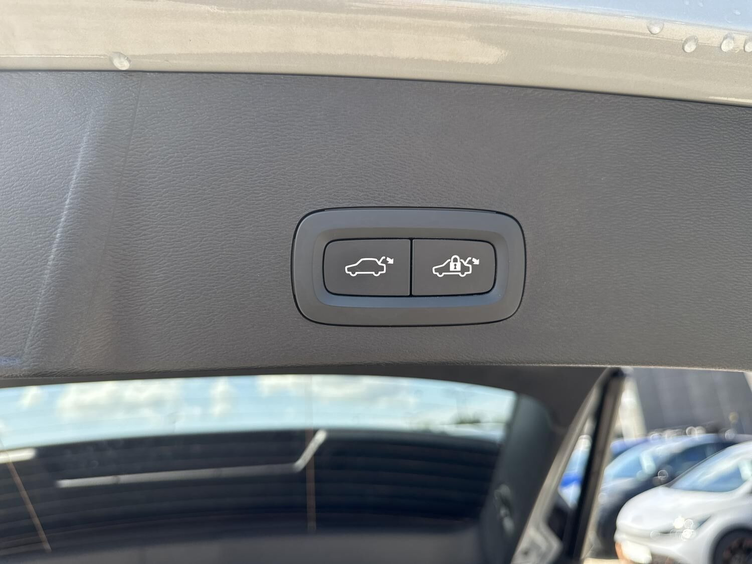 Grå Volvo EX40 fra 2025