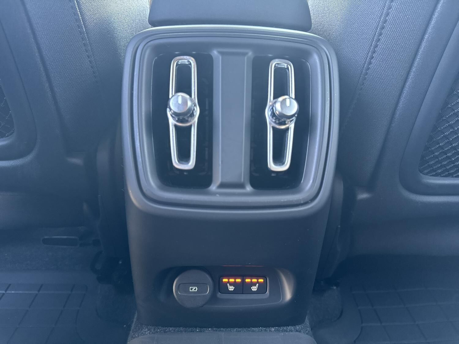 Grå Volvo EX40 fra 2025