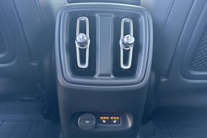 Grå Volvo EX40 fra 2025
